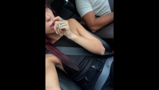 Моя возбужденная девушка снимает мастурбацию в машине
