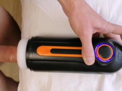 Мой новый друг дрочит мой член до оргазма