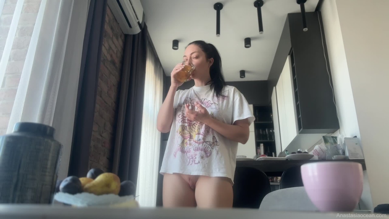 без трусов дома Сексуально подтянутая брюнетка делает работу по дому без трусиков. -  Pornhub.com