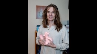 Неуравновешенный Шенис, наслаждаясь химбо, футанари в подвале своей матери