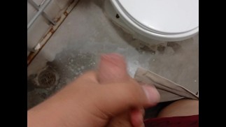 Chico de 18 años con pene de 10cm se masturba en el baño