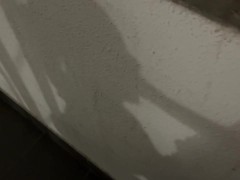 Соседка вышла покурить в подъезд, дал ей в рот член и трахнул между сисек пока муж дома 6/16