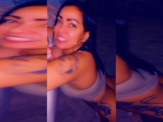 Подруга какого-то рэпера наклонилась