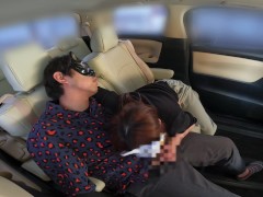旦那の病院に付き添いに来て駐車場不倫相手とカーセックスしてアナルに大量ぶっかけされてしまう人妻 - Screenshot 10 of 16 - Blowjob