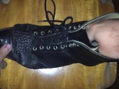 元陸上女子人妻の靴の匂いに欲情してしまい中敷きに射精 - Screenshot 1 of 16 - Shoejob