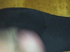 元陸上女子人妻の靴の匂いに欲情してしまい中敷きに射精 - Screenshot 10 of 16 - 陸上