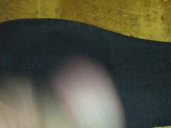 元陸上女子人妻の靴の匂いに欲情してしまい中敷きに射精 - Screenshot 11 of 16 - Shoejob