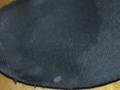 元陸上女子人妻の靴の匂いに欲情してしまい中敷きに射精 - Screenshot 15 of 16 - Shoejob