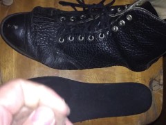 元陸上女子人妻の靴の匂いに欲情してしまい中敷きに射精 - Screenshot 2 of 16 - 陸上