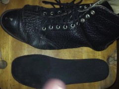 元陸上女子人妻の靴の匂いに欲情してしまい中敷きに射精 - Screenshot 4 of 16 - 陸上