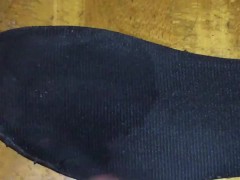 元陸上女子人妻の靴の匂いに欲情してしまい中敷きに射精 - Screenshot 8 of 16 - 陸上