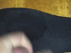 元陸上女子人妻の靴の匂いに欲情してしまい中敷きに射精 - Screenshot 9 of 16 - Shoejob