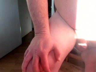 загорает обнаженной