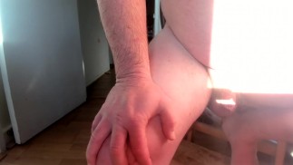 загорает обнаженной