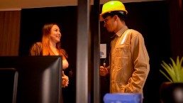 互联网服务人员蒂亚戈·洛佩兹（Thiago Lopez）与巨乳熟女Daniela Gomez连接wifi