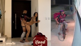 Entregador de delivery fodeu minha esposa no quarto enquanto eu estava trabalhando