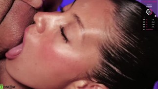 身材苗条、脸蛋可爱的女大学生喜欢在网络摄像头节目中吮吸朋友的鸡巴