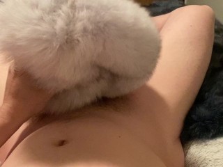 Игра с меховым рукавом на меховом одеяле