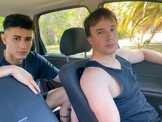 Twee Knappe Latino Twink Schatjes Hebben Openbare Neukbeurt in Cruising Park - my Gay Taxi Driver