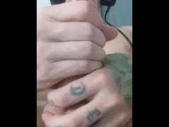 Assistindo porno batendo punheta no meu pauzão branco escondido da Debora Prado