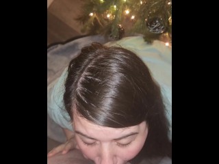 Merry Dickmas! Скучающая домохозяйка дарит муженьку небрежную верхнюю часть рождественской елки. Настоящий мужской оргазм