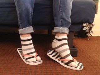 Gestreifte Socken in Gestreiften Flip-Flops