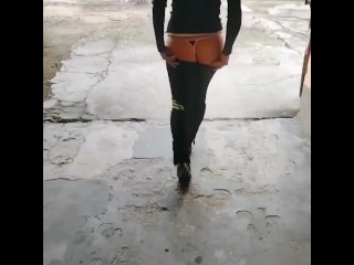 Жопа милфы на публике