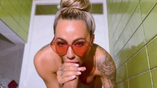 POV：Lucky在淋浴时被我的鸡巴吸了