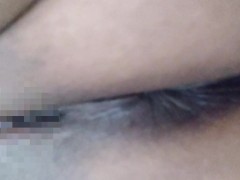 力みながらおならする日本人女性。