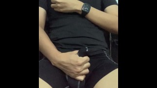 Мастурбировать и кончать в нижнем белье