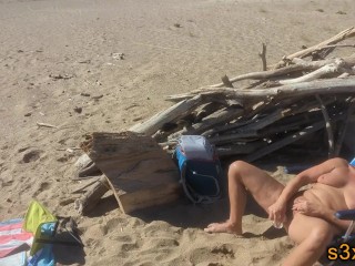 Elle Se Gode à La Plage Nudiste à La Vue De Voyeurs