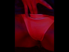 mis manos recorren mi cuerpo suavemente