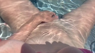 Итальянская милфа с большими сиськами Artemisia Love сексуальная киска играют в джакузи обнаженной на улице OF@ArtemisiaLove101