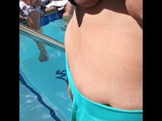 Светит сиськами перед незнакомцем в джакузи