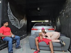 A namorada do meu amigo dança bem agarrada comigo ela percebe meu pau duro e fode comigo na frente