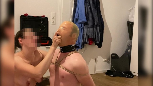 Mistress дает чувственную игру с дыханием и тренирует глубокую глотку для раба в рабстве