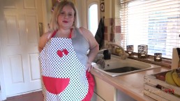 Aunt Judy's XXX - 你的 BBW 妻子 Megan 在厨房里吮吸你的鸡巴 （POV）