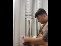 bocchino in uniforme nel bagno del locale