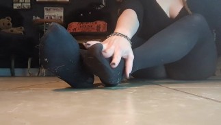 My Feet In Dirty Leggings Bends Over