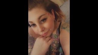 HOT MILF SHAKING BOOTY