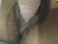 Masturbando rico metiéndome este consolador bien al fondo de mi pequeña panocha y una buena corrida.