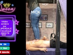 Je piétine mon fétichiste des pieds et je le laisse se vider