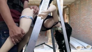 Я трахаю ее на стройке, когда меня оставляют одного