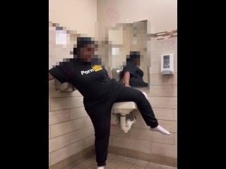 Грудастая девушка переходит на секс втроем, который она слышит в соседней ванной!