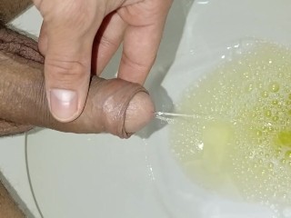 绝望的年轻人撒尿，早晨勃起，特写