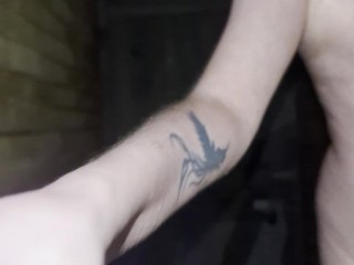 Мастурбирует под проливным дождем