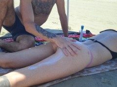 Casada deixa vendedor passar bronzeador em seu bumbum! - Screenshot 15 of 16 - Esposa Infiel