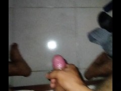Joven caliente se masturba en la noche hasta correrse por montones (bota mucha leche)