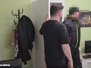 Женатый монтажник-работник принимает мое предложение и позволяет мне сделать ему минет за $