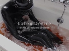 Relaxation bath in heavy rubber Teaser - Screenshot 14 of 16 - Rubber